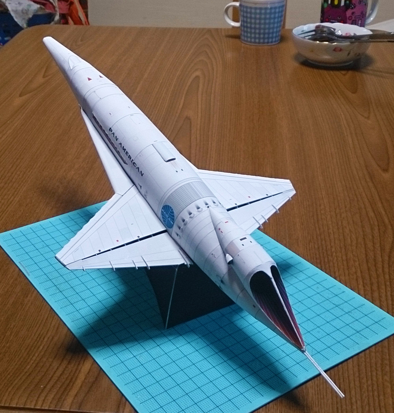 Illustration for article titled Japanese craftsman creates perfect sci-fi ship replicas using just paper